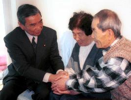 Japanese foreign minister meets Korean repatriates from Sakhalin